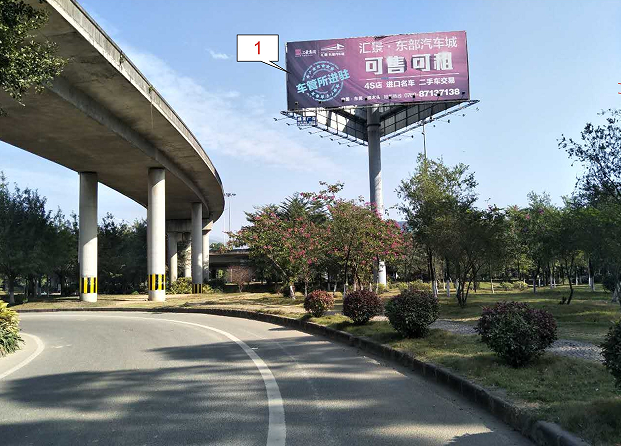 广告位于塘厦新太阳工业城立交桥交叉处，是清溪、樟木头、塘厦三镇的交汇处，是清溪、凤岗、深圳，樟木头必经之道，车流量可达8万辆/天，人流量可达6万人/天 周边有尚林华府花园，新东阳大酒店、宏达车行、东美丰田、光辉装饰材料城以及新大阳工业城内数百家工厂，是商家必争之地，其广告效果可想而知。